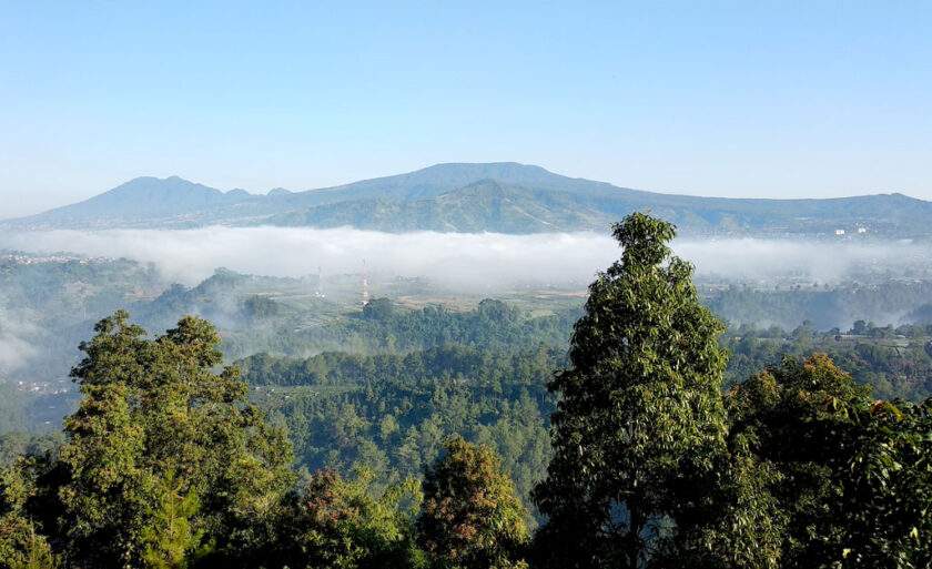 Pemandangan Spektakuler di Tebing Keraton - Kota Bandung