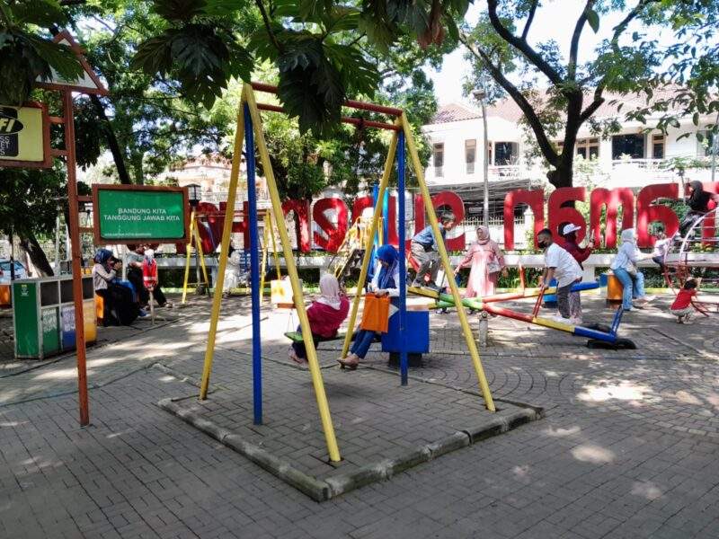 WAHANA permainan anak-anak di Taman Superhero. (Foto: Widodo A.).*