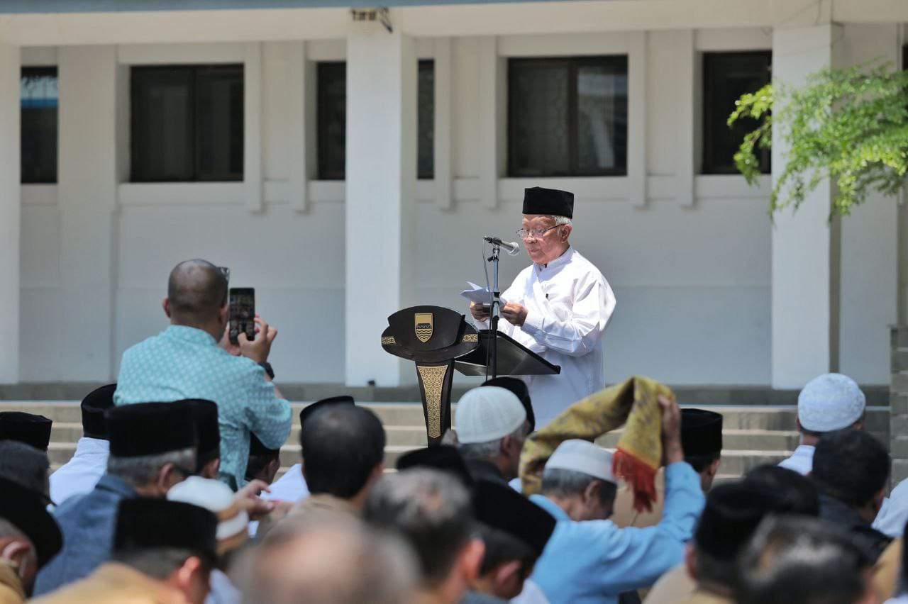 ceramah saat sholat istisqa di balai kota bandung