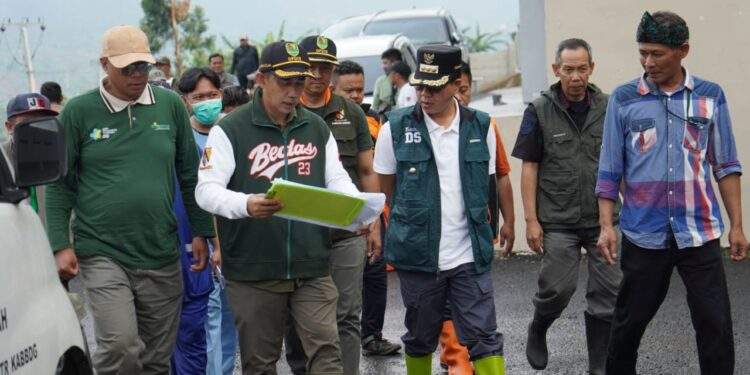 bupati-bandung-akan jalani-strategi-tangani-luapan-air-selokan-masuk-ke-dalam-ruangan-rsud-bedas-kertasari