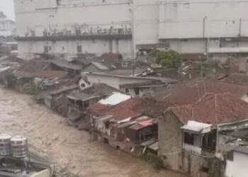 Sungai Cikapundung meluap akibat hujan deras dan menyebabkan banjir di Bandung