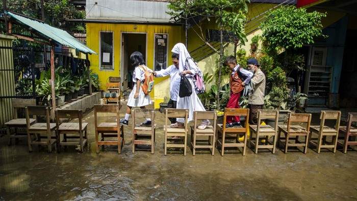 Banjir rusak fasilitas beberapa sekolah di bandung