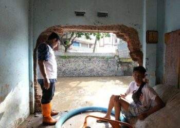 Kondisi rumah warga yang dindingnya jebol akibat banjir Braga
