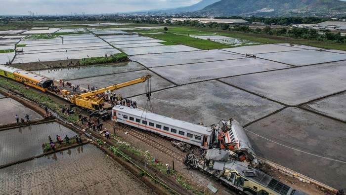 potret-alat-berat-dikerahkan-evakuasi-kereta-kecelakaan-di-cicalengka_169