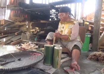 Karmini (63) pengrajin tusuk sate asal Kabupaten Bandung, membuat tusuk sate untuk memenuhi kebutuhan pasar jelang Idul Adha, (KOMPAS.COM/M. Elgana Mubarokah)