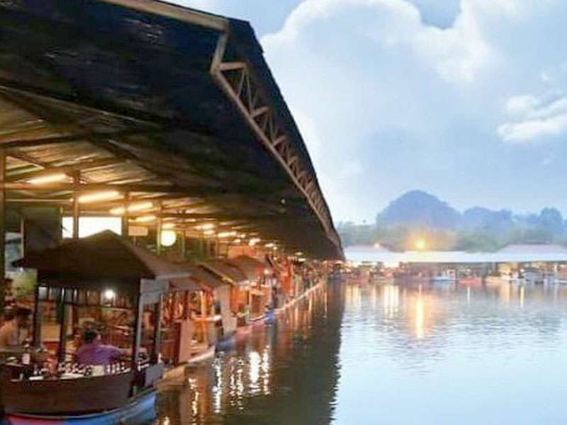 Kulineran di Pasar Apung - Floating Market Lembang