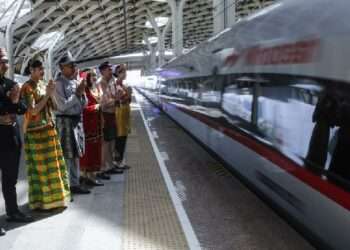 Petugas Whoosh berpakaian Adat Saat Peringatan Hari Pahlawan