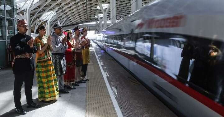 Petugas Whoosh berpakaian Adat Saat Peringatan Hari Pahlawan